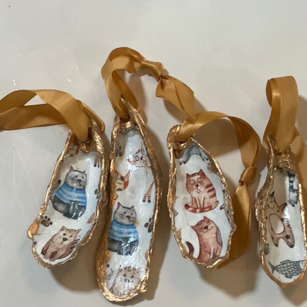 4 kitten dishes, 4 napkins, 4 decoupaged oyster kitten rings - Picture 4 of 7